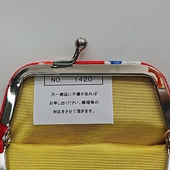 Ayanokoji  hello kitty ponch - Picture 3 of 3